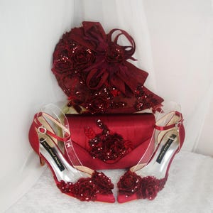 Bolso de mano con sandalias de satén color burdeos y tocado. Conjunto de novia a juego con bolso de mano y tocado para invitada de boda, madre de la novia y novio