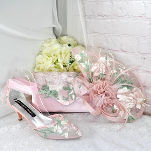 Escarpins en satin rose avec broderie florale vert sauge, pochette, chapeau bibi, ensemble nuptiale hatinator sac à main chaussures invité de mariage mère mariée