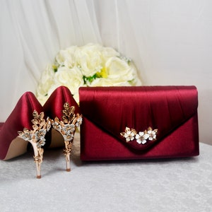 Escarpins en satin bordeaux, talons fleurs de cerisier bordeaux, pochette assortie, chaussures pour invitée de mariage, mère du marié