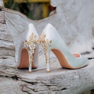 Weiße Hochzeit Heels Brautschuhe für Braut, Brautjungfern mit Goldkirschblüte Blumenabsatz