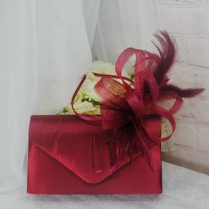 Ensemble chapeau bibi bordeaux et pochette de soirée assortie Bordeaux Mariages Courses Derby d'Ascot Melbourne Cup