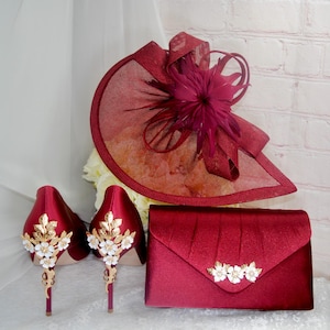 Chaussures à talons en satin rouge bordeaux, pochette et fascinateur. Ensemble nuptiale assorti, chaussures sac à main Hatinator pour invitée de mariage, mère du marié