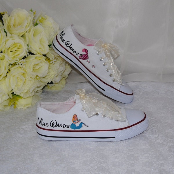 Chaussures plates pour mariée personnalisées, baskets en toile personnalisées, baskets, chaussures de mariage style Converse, chaussures de mariage Alice au pays des merveilles