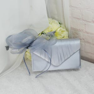 Ensemble bibi gris argenté et pochette de soirée assortie pour mariage tenue nuptiale fête courses mère de la mariée marié