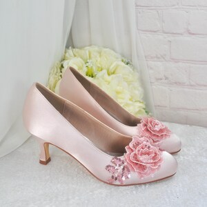 Tacones de satén rosa con bordado floral brillante, zapatos para invitada de boda, madre novia, rosa ruborizado (Reino Unido 7/EE. UU. 9.5)