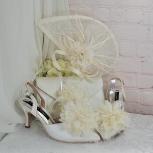 Ivory Satin Heels, Clutch Bag and Fascinator Hat. Matching Bridal Set, Hatinator Purse Shoes for Wedding Guest Mother of Bride Groom