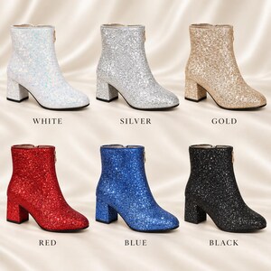 Puede incluir: Seis botines con tac&oacute;n de bloque y cremallera frontal, presentados en acabados de purpurina en blanco, plata, oro, rojo, azul y negro. Cada bota tiene una puntera redondeada y una silueta consistente, con el nombre del color debajo.