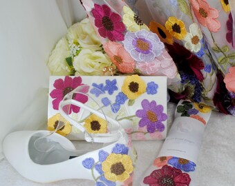 刺繍入りワイルドフラワーネクタイ：ホワイトサテン花柄ネクタイ、新郎