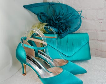 Conjunto de noiva em cetim azul-petróleo: sapatos de salto feitos à mão, bolsa de mão e fascinator.