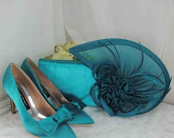 Conjunto de noiva em cetim azul-petróleo: sapatos de salto feitos à mão, bolsa de mão e fascinator.