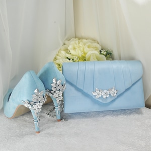 Hellblaue Vegane Wildleder-Clutch-Tasche mit Kirschblüten-Blumenverzierung