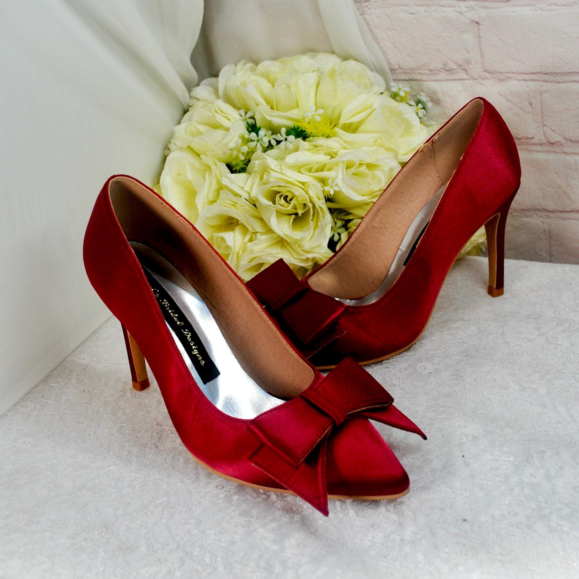Set di scarpe da sposa con tacco e pochette in raso bordeaux