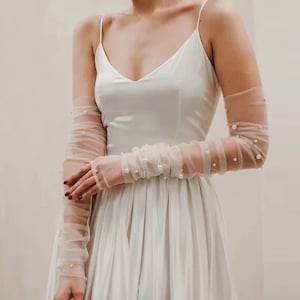 Alternativa de velo de perla de boda, cubierta de vestido de tul nupcial suave, conjunto de guantes y bolero de marfil o blanco, topper de vestido de novia adornado con perlas imagen 3