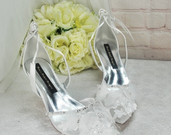 Sandalias blancas bordadas con mariposas, zapatos de novia de