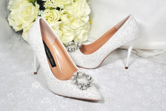 Satin blanc avec broche en perles de cristal mari e mariage