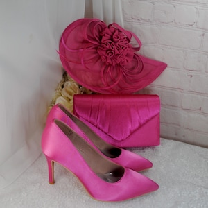 Hot Pink Satin Pumps, Clutch Tasche und Fascinator Hut. Passendes Brautset, Hatinator Geldbörse Schuhe für Hochzeitsgast Mutter des Braut Bräutigams