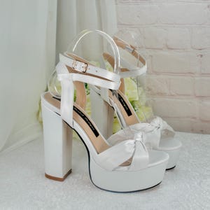 Handgefertigte Weiße Satin Plateau Braut Heels: Blockabsatz Abendschuhe