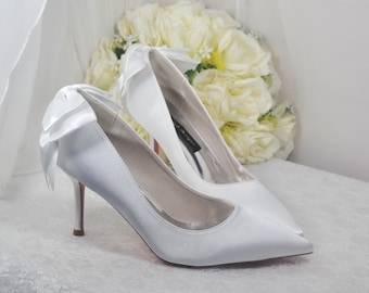 Zapatos de novia elegantes y clásicos, tacones de satén con detalle de lazo.