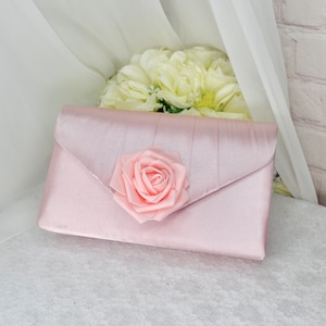 Blush Rosa Satin Clutch Tasche mit Rose Blume Details Handgemachtes Braut Geldbörse Geschenk, Mutter der Braut Bräutigam Outfit Rasse Tag Besondere Anlässe