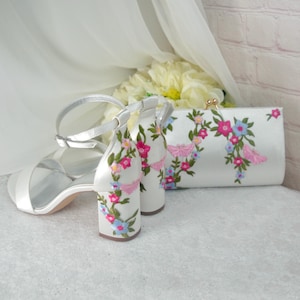 Schöne Blumen bestickte Brautsandalen mit passender Clutch-Tasche, handgefertigte Satin-Block-Absatz-Schuhe für die Braut, Hochzeitstag passende Geldbörse