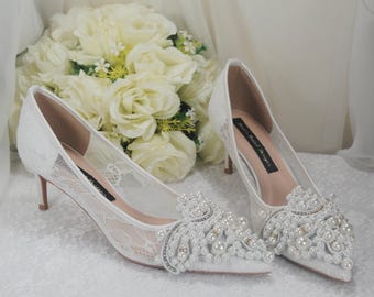 Zapatos de novia de encaje: tacones de gatito con adornos de perlas