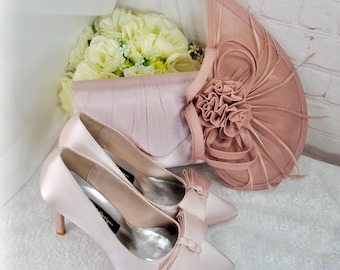 Blushrosa satinbrudset: Handgjorda klackar, kuvertväska, fascinator