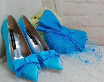 Conjunto de salto alto e chapéu fascinator de cetim azul-água: traje para festa de noiva