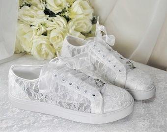 Brautschuhe mit weißer Spitze: Personalisierte flache Hochzeitsschuhe