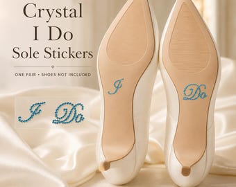 Può includere: Una coppia di adesivi in cristallo blu che compongono la scritta I Do, progettati per le suole delle scarpe. Gli adesivi sono mostrati su un supporto trasparente e applicati sulle suole color cuoio di due scarpe bianche con tacco alto.