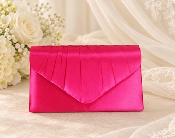 Op de afbeelding: Een felroze satijnen clutch met een gestructureerde envelopklep en subtiele verticale plooien aan de voorzijde. Dit rechthoekige accessoire heeft een gladde, glanzende afwerking en een ontwerp met een puntige klepsluiting.