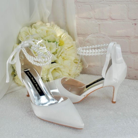 Scarpe da sposa in raso avorio: cinturino alla caviglia con perle - Main Image