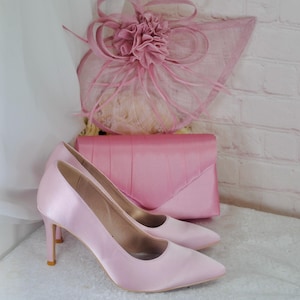 Ensemble nuptiale en satin rose : talons, pochette, fascinateur - tenue d'invitée de mariage faite main