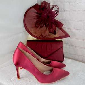 Superbe pochette à talons en satin rouge bordeaux, ensemble nuptiale assorti, chaussures sac à main pour invitée de mariage mère du marié