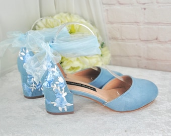 Sandalias de novia de ante azul: zapatos de boda con bordado floral