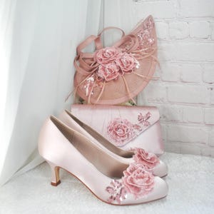 Escarpins en satin rose avec broderie florale scintillante, pochette, chapeau bibi, ensemble nuptiale, sac à main hatinator, chaussures invitée de mariage, mère de la mariée