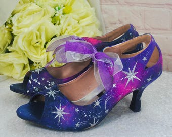 Handbemalte himmlische Hochzeitsschuhe: Handbemalte Galaxie-Hochzeitsschuhe
