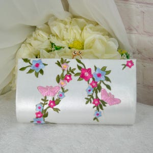Schöne Blumen bestickte Brautsandalen mit passender Clutch-Tasche, handgefertigte Satin-Block-Absatz-Schuhe für die Braut, Hochzeitstag passende Geldbörse