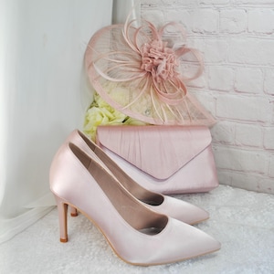 Atemberaubende Rosa Satin Heels Clutch Tasche Fascinator Hut, Passendes Braut Set Hatinator Geldbörse Schuhe für Hochzeitsgast Mutter der Braut Bräutigam