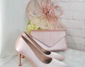 Handgjort rosa satinbrudset: Klackskor, kuvertväska och fascinator