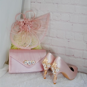 Atemberaubende Rosa Satin Heels Clutch Tasche und Fascinator Hut Passende Braut Set Hatinator Geldbörse Schuhe für Hochzeitsgast Mutter der Braut Bräutigam