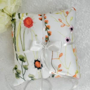 豪華な花柄の結婚指輪ピロー、刺繍とサテンリボン付きフラワーリングベアラーピロー、記念品ギフト