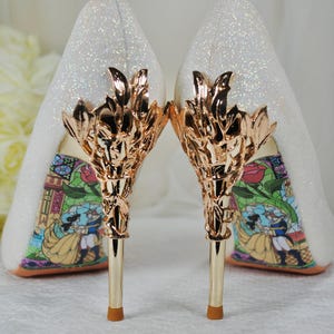 Elfenbeinschimmernde Brautschuhe: Die Schöne und das Biest mit weinroten Heels