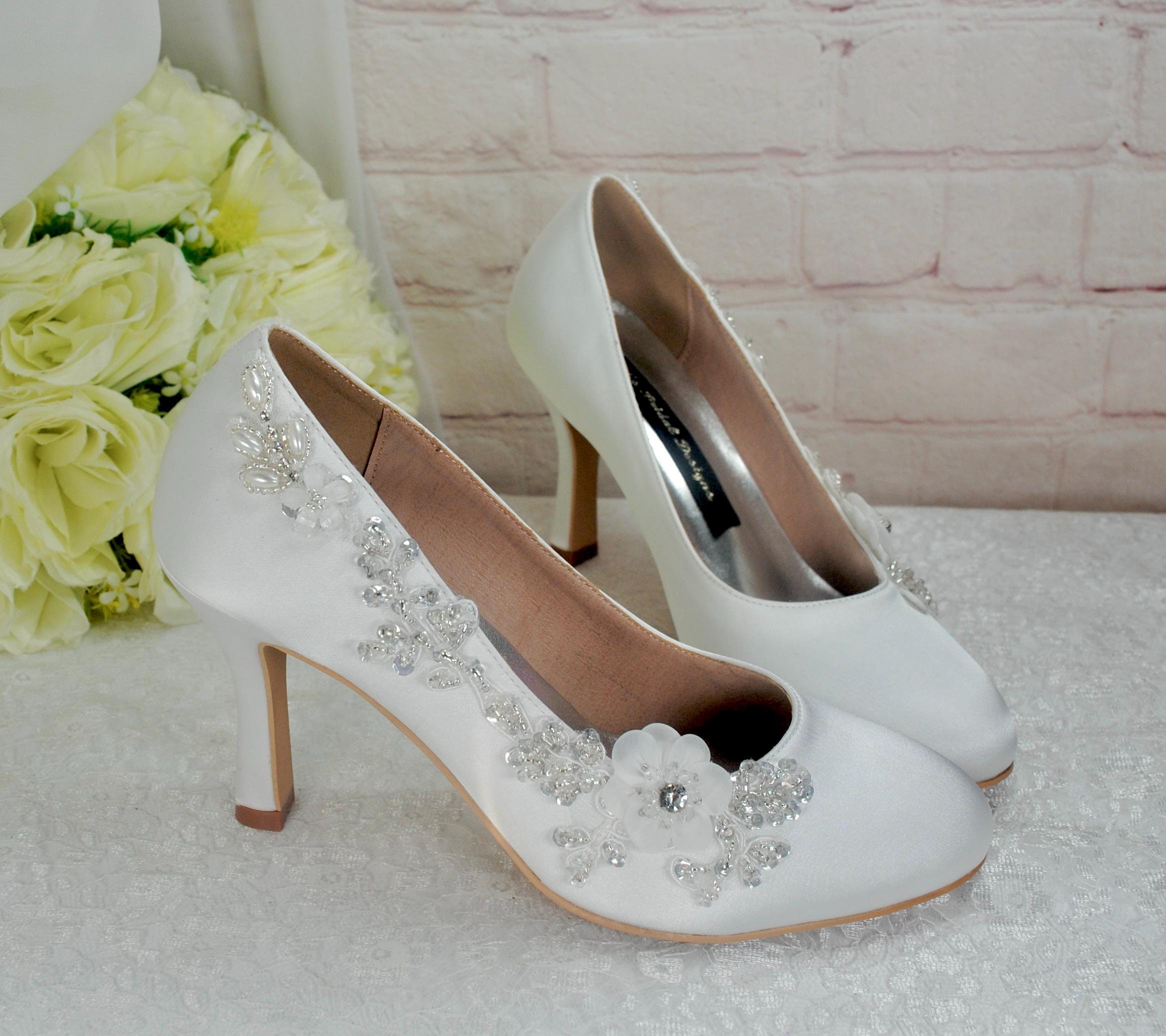 ビーズパールの3Dフローラルディテールとサテンのウェディングヒールを