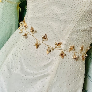Minimalistische bruidsriem, gouden bruidswijnstok sjerp parelblad sjerp parel trouwjurk sjerp parel bladgoud bruidsriem bruidsmeisje sjerp haar Vine