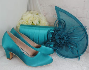 Conjunto de noiva em cetim azul-petróleo: sapatos de salto bloco feitos à mão, clutch e fascinator.