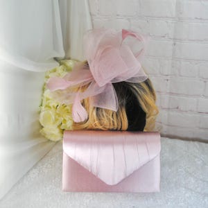 Matching Pink Blush Hat & Purse Set. Pink Fascinator Hat and Clutch Bag Set: Floral Embroidered  main image 4