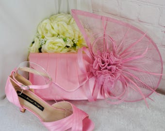 Rosa satinbrudset: Klackar, kuvertväska, fascinator - Handgjord bröllopsgästoutfit