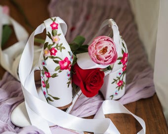 Ivoorkleurige satijnen bruidssandalen: bloemen geborduurde blokhak trouwschoenen
