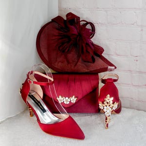 Chaussures à talons en satin rouge bordeaux, pochette et fascinateur. Ensemble nuptiale assorti, chaussures sac à main Hatinator pour invitée de mariage, mère du marié