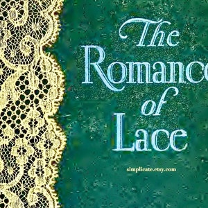 Op de afbeelding: Een vintage boekomslag met een groene achtergrond en witte tekst die "The Romance of Lace" luidt. De omslag heeft een gele kantzoom.